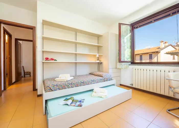 Gaya Center - Happy *