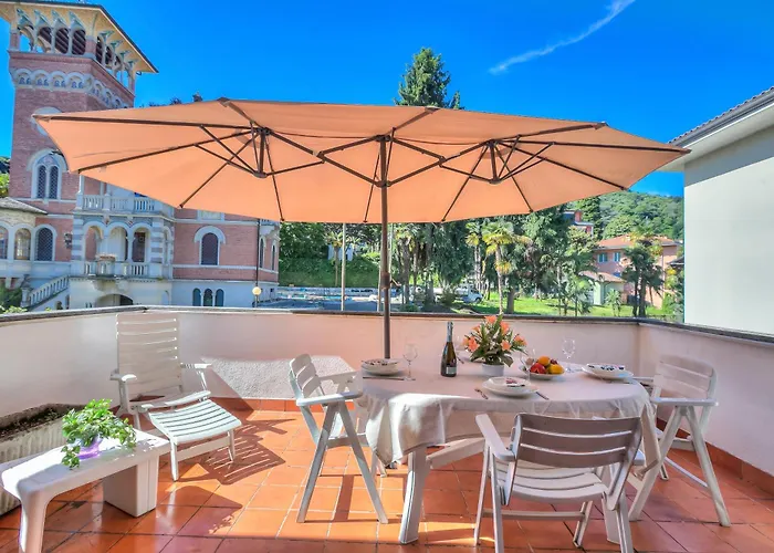 Gaya Center - Happy *